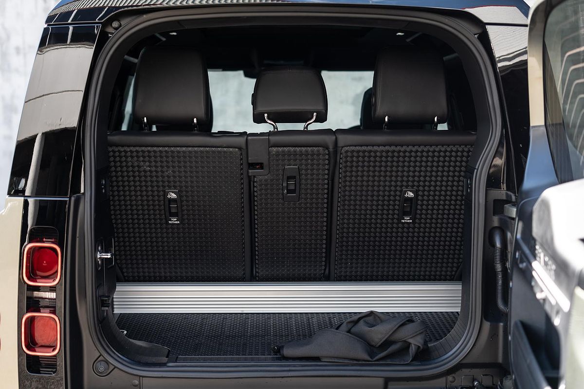 2023 Land Rover Defender 90 P400 X-Dynamic SE L663