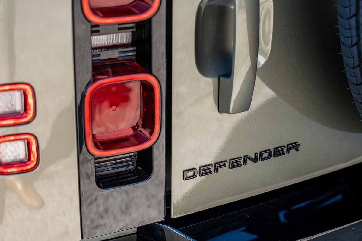 2023 Land Rover Defender 90 P400 X-Dynamic SE L663