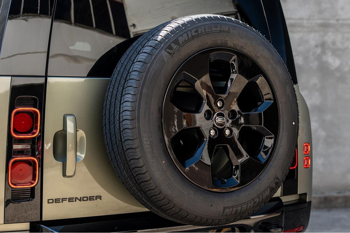 2023 Land Rover Defender 90 P400 X-Dynamic SE L663