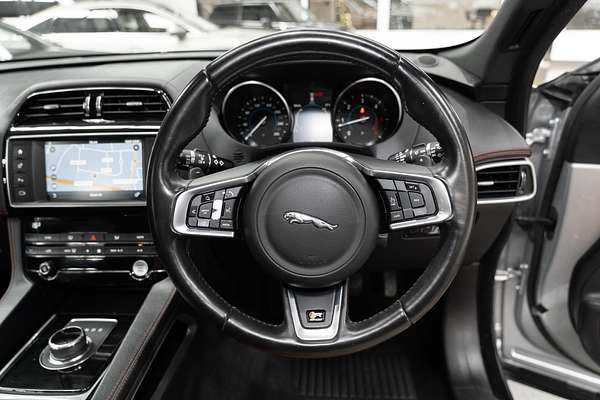 2017 Jaguar F-PACE 30d R-Sport X761