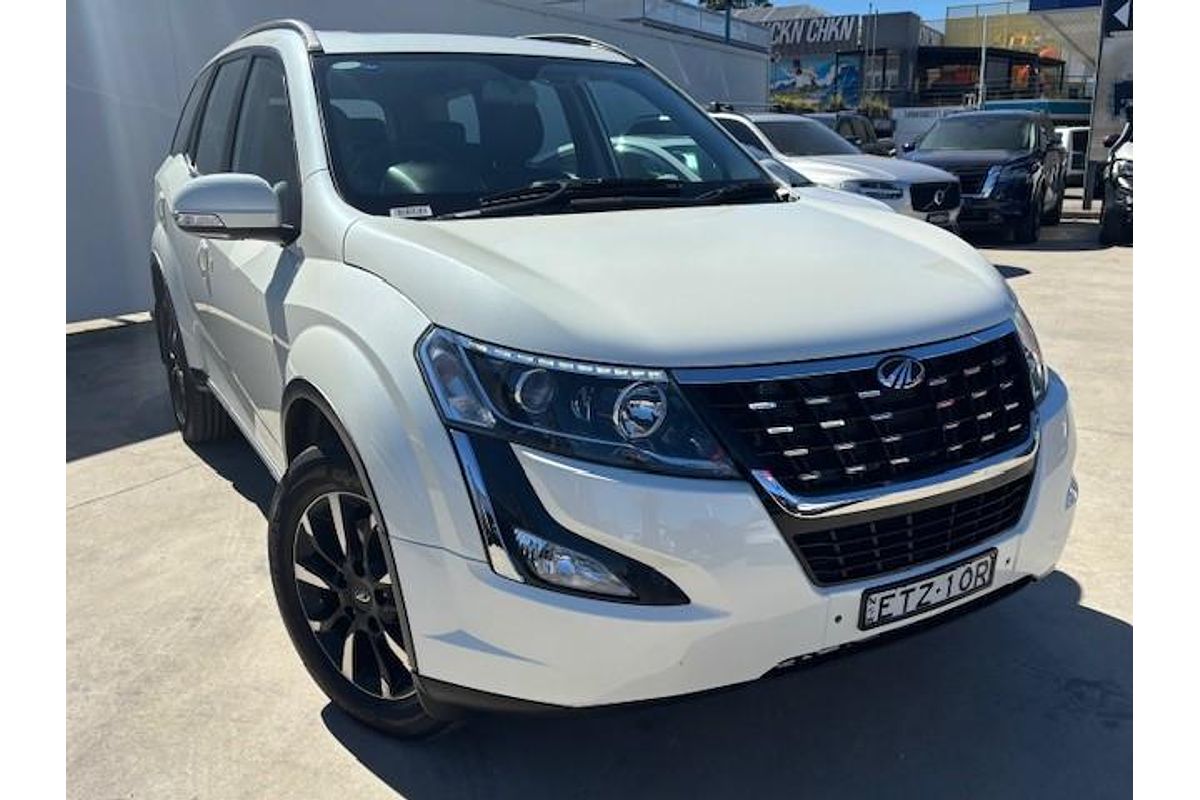 2021 Mahindra XUV500 W10