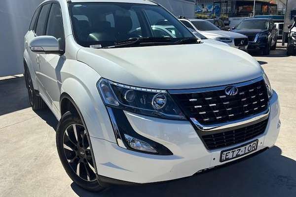 2021 Mahindra XUV500 W10