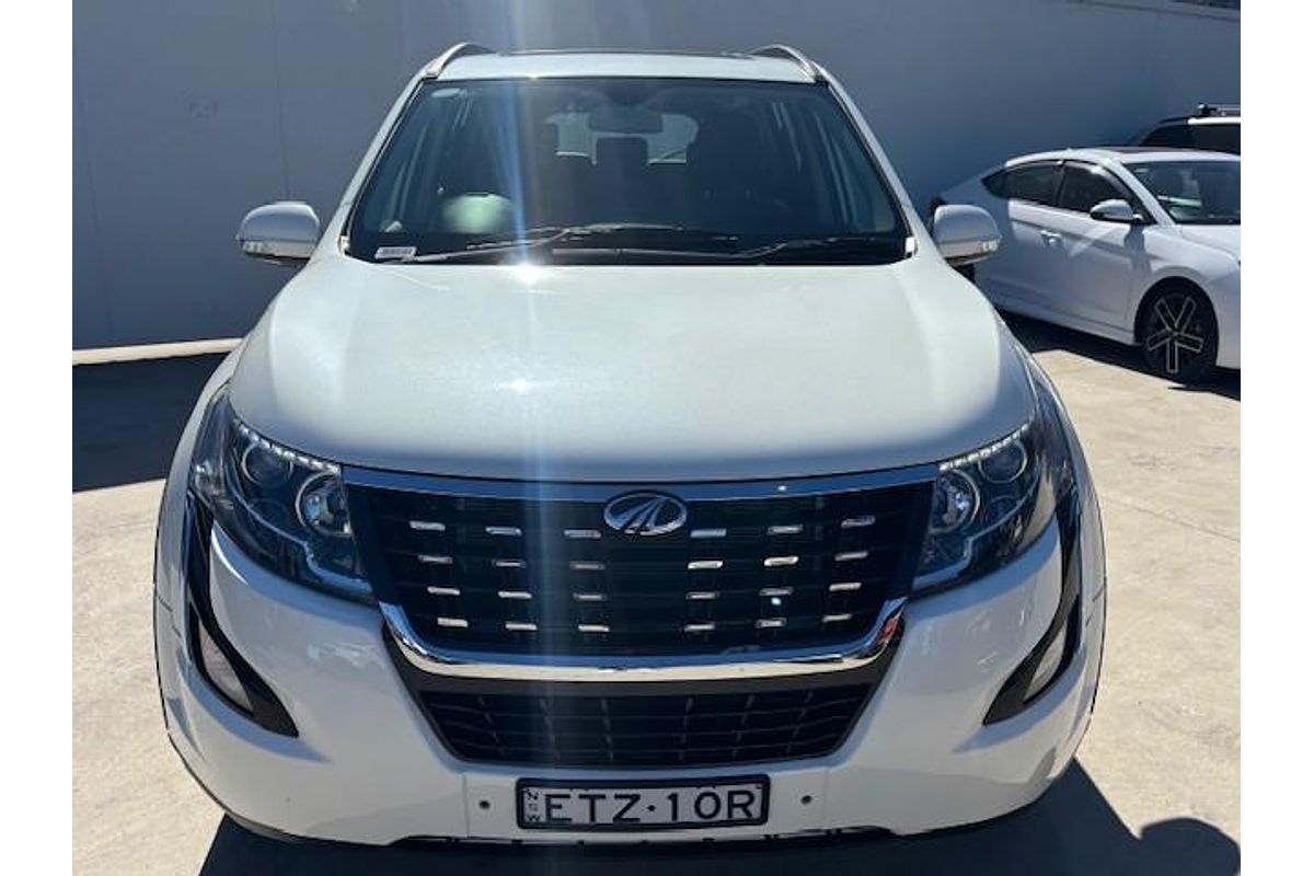2021 Mahindra XUV500 W10