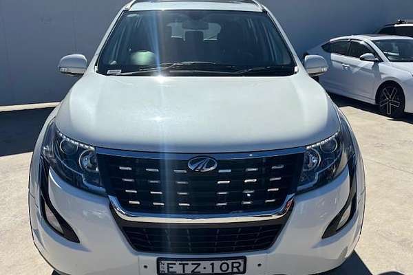 2021 Mahindra XUV500 W10
