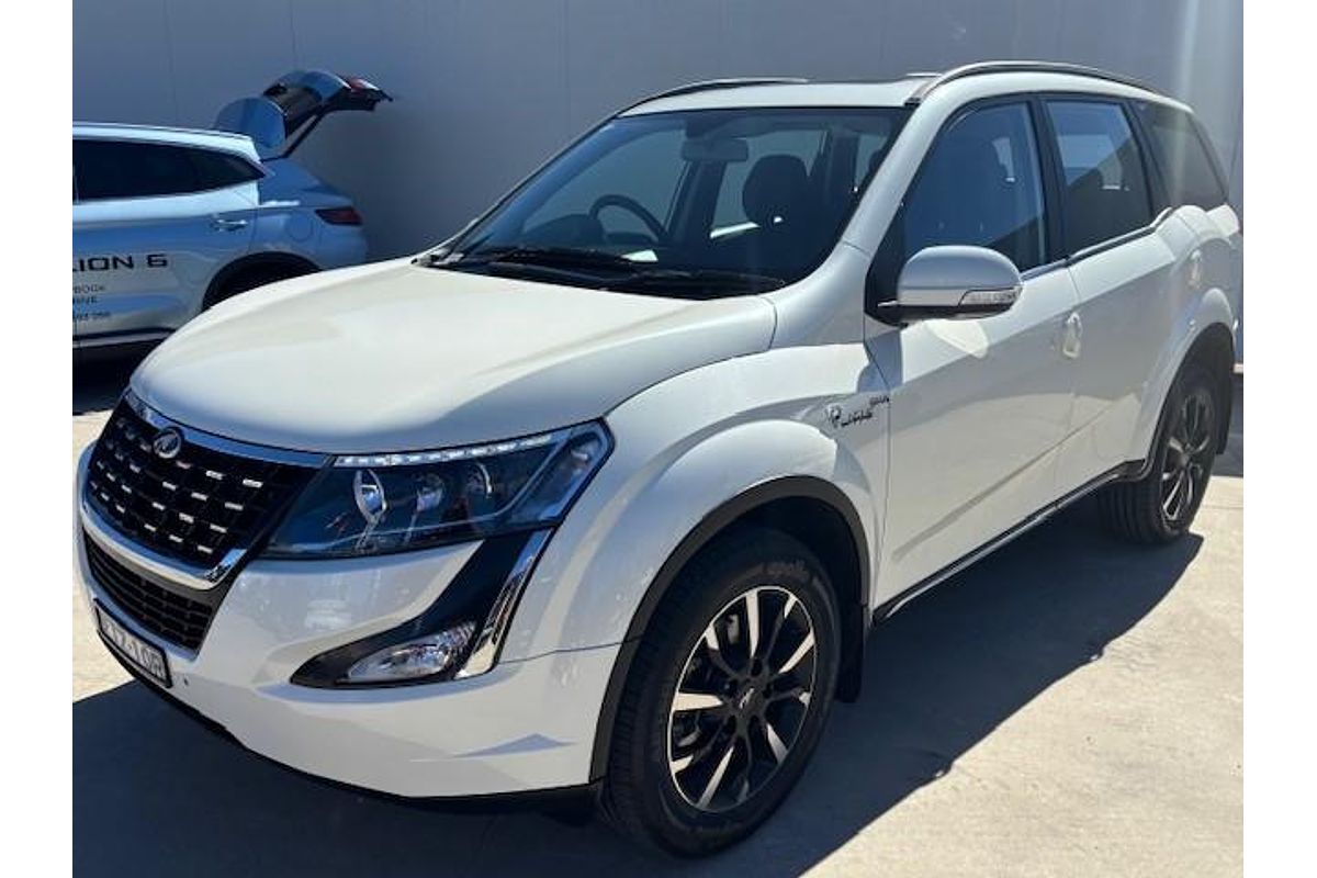 2021 Mahindra XUV500 W10