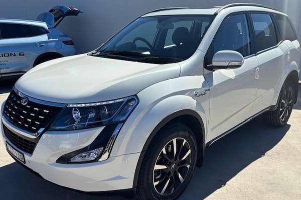2021 Mahindra XUV500 W10