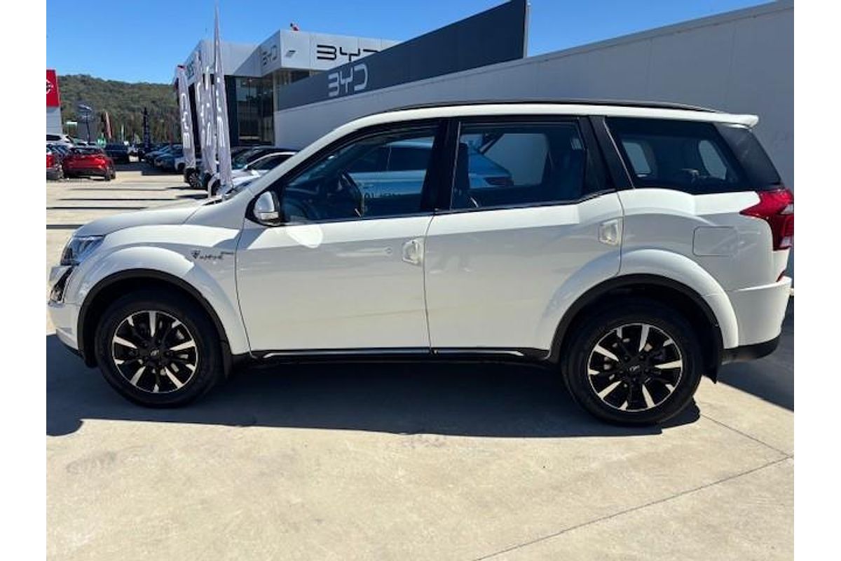 2021 Mahindra XUV500 W10