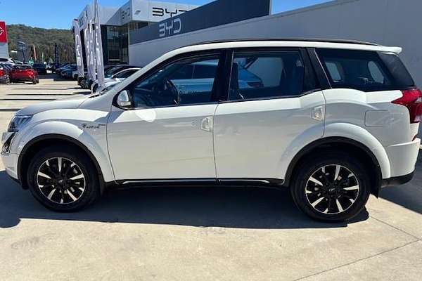 2021 Mahindra XUV500 W10