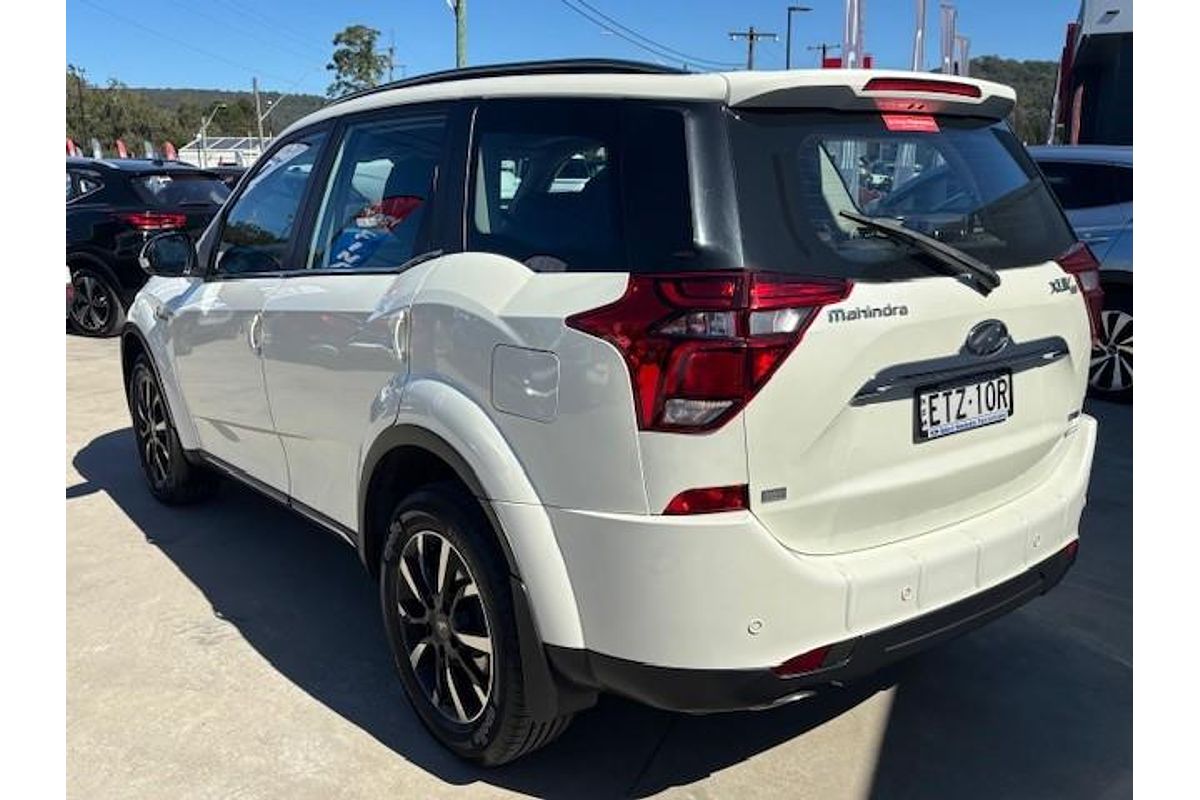 2021 Mahindra XUV500 W10