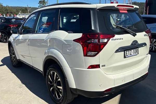 2021 Mahindra XUV500 W10