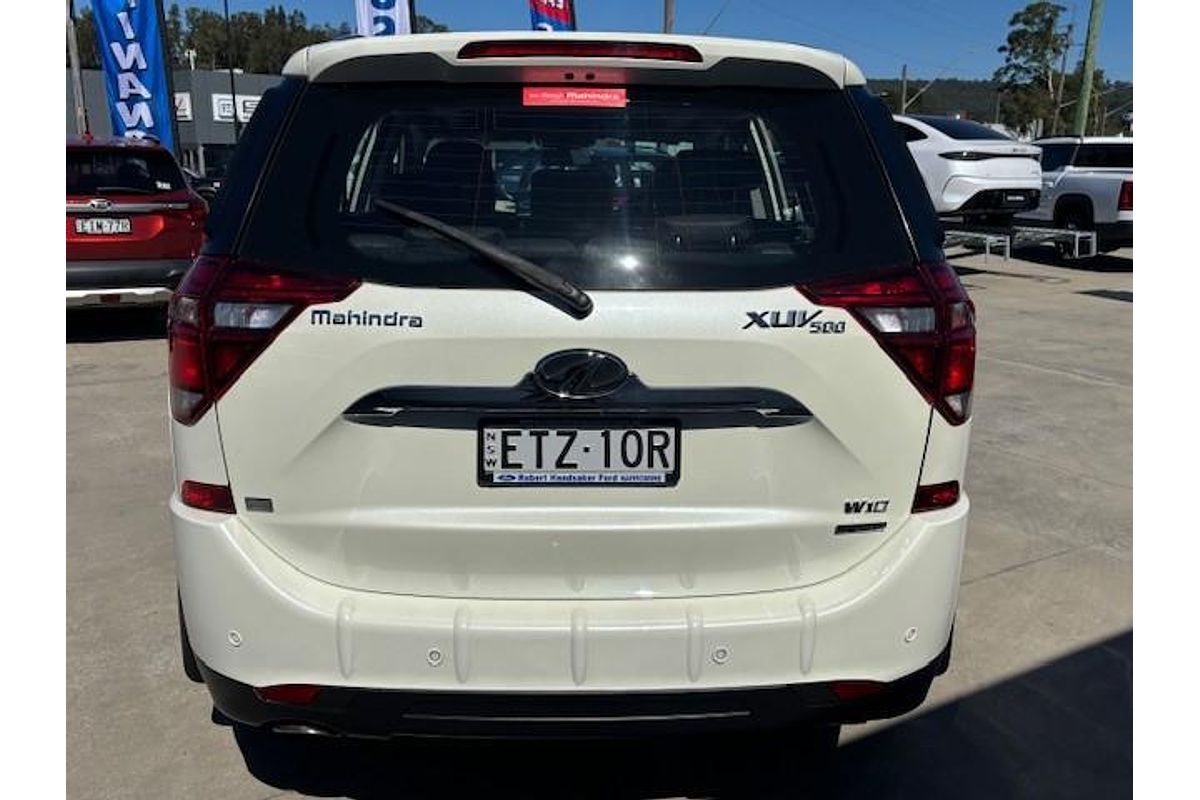 2021 Mahindra XUV500 W10
