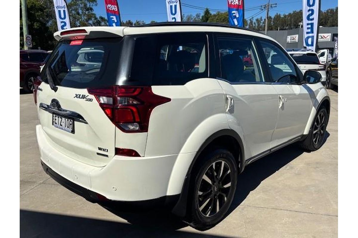2021 Mahindra XUV500 W10