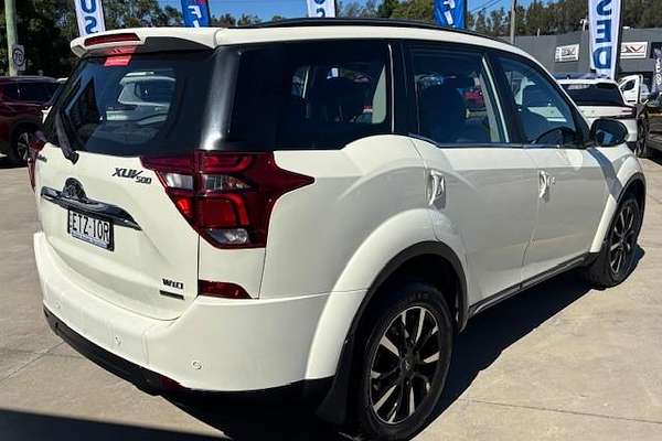 2021 Mahindra XUV500 W10