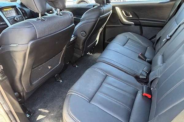 2021 Mahindra XUV500 W10