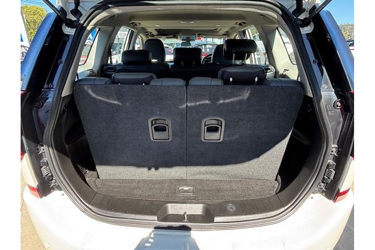 2021 Mahindra XUV500 W10