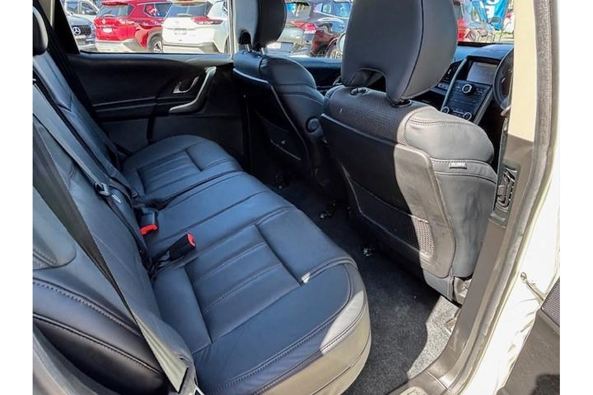 2021 Mahindra XUV500 W10