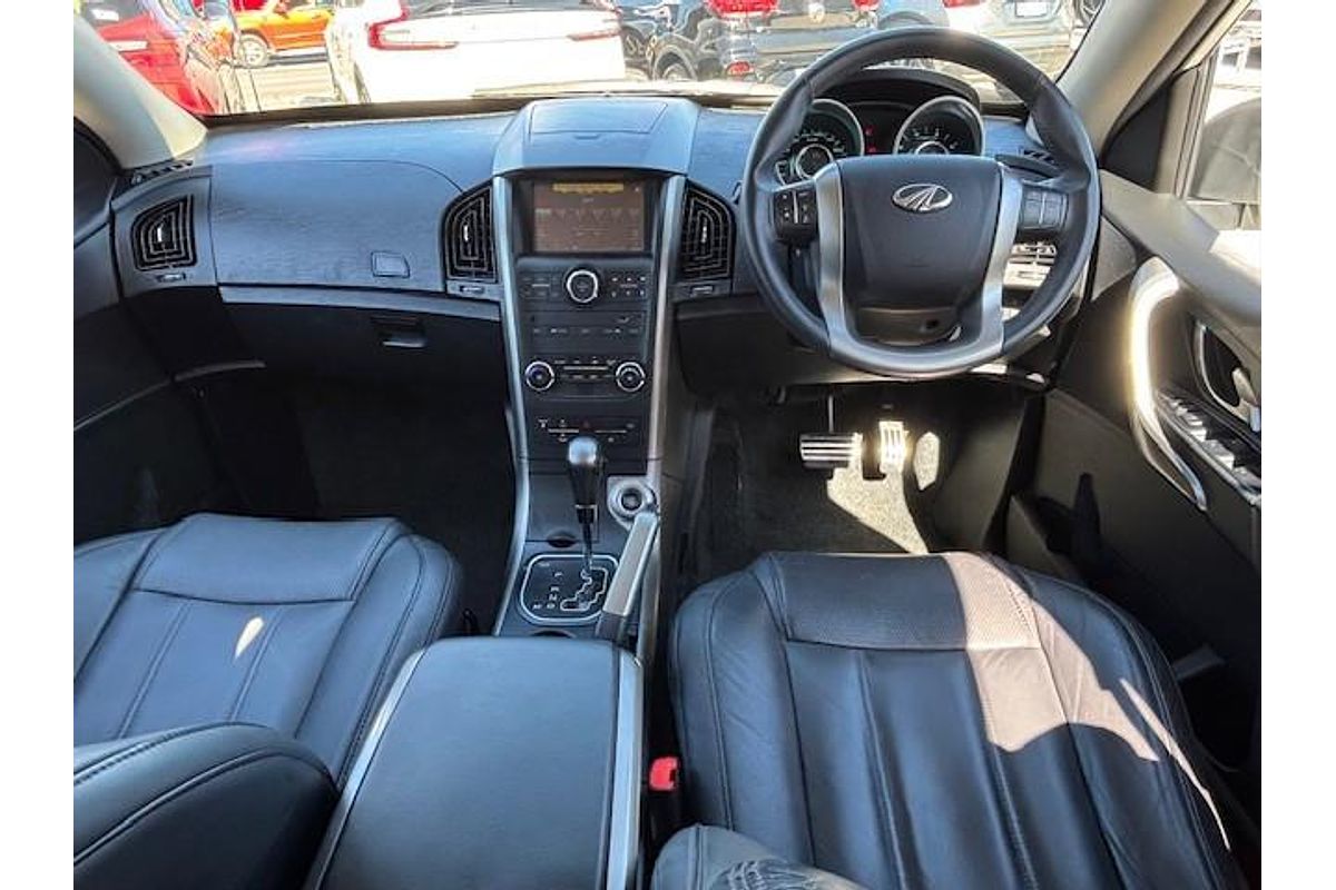 2021 Mahindra XUV500 W10