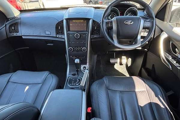 2021 Mahindra XUV500 W10