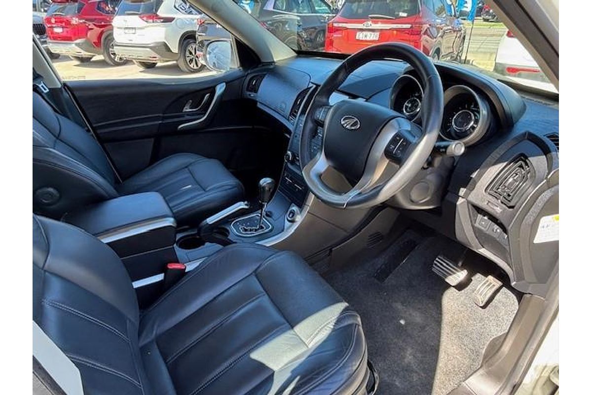 2021 Mahindra XUV500 W10