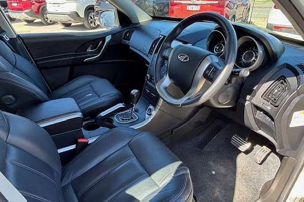 2021 Mahindra XUV500 W10