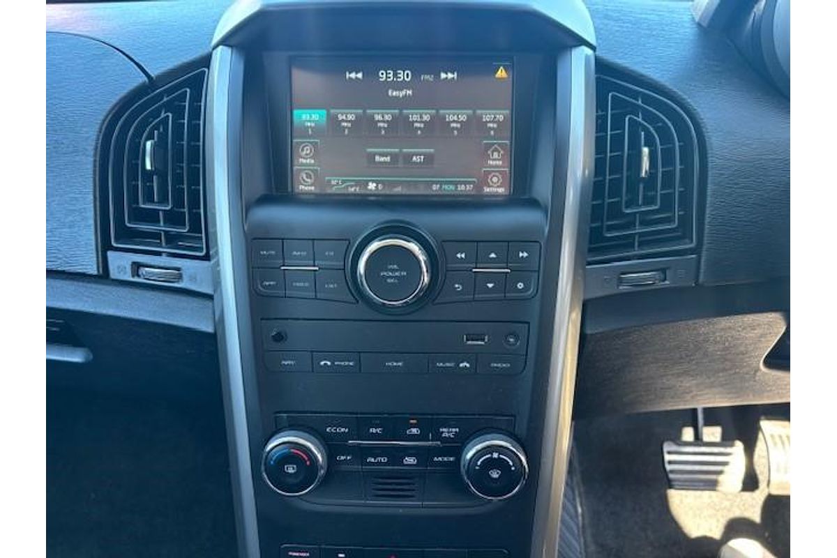 2021 Mahindra XUV500 W10