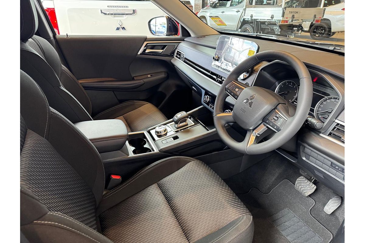 2025 Mitsubishi Outlander LS ZM