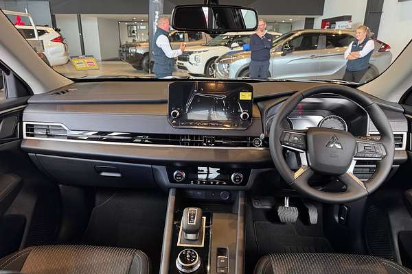 2025 Mitsubishi Outlander LS ZM