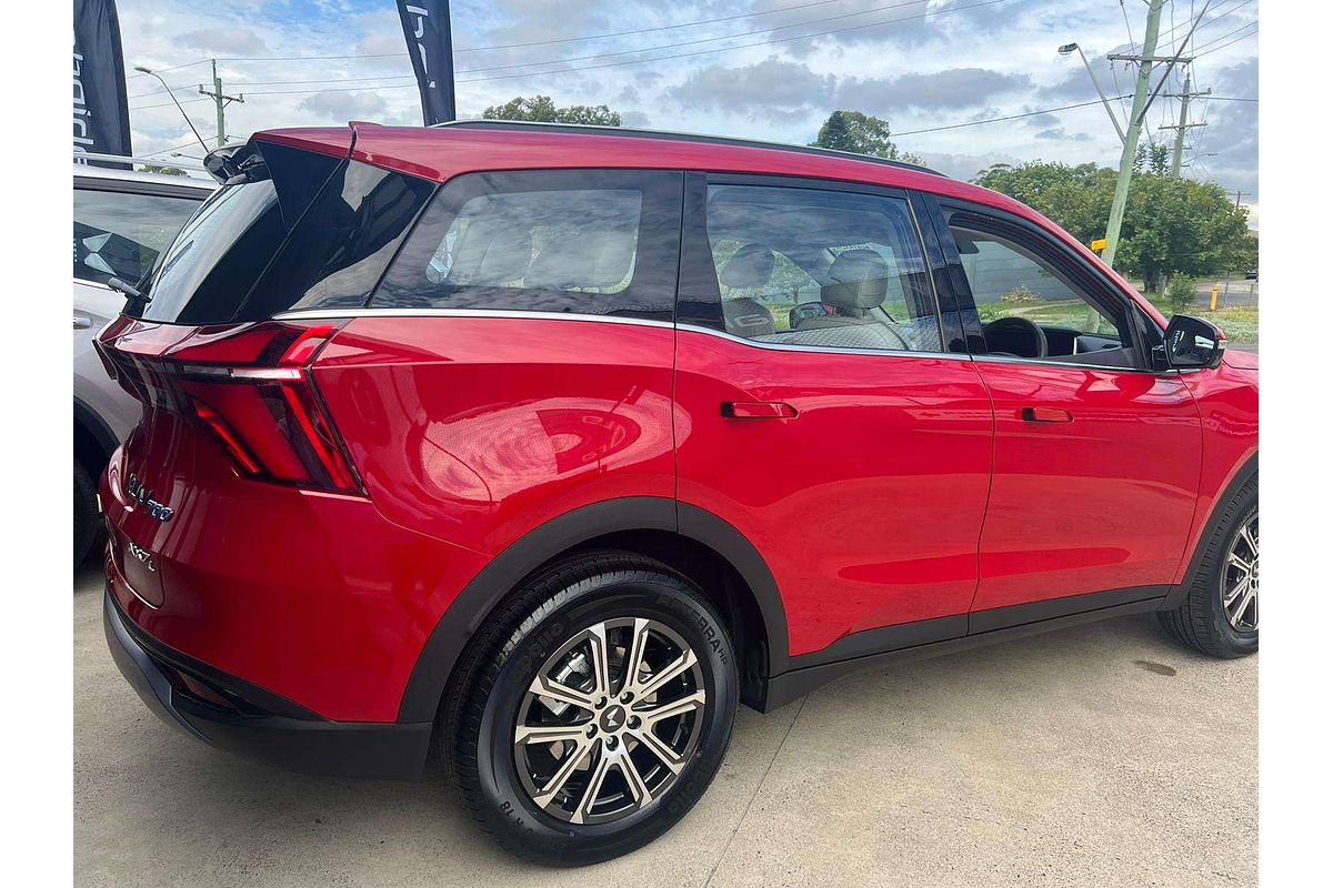 2025 Mahindra XUV700 AX7L