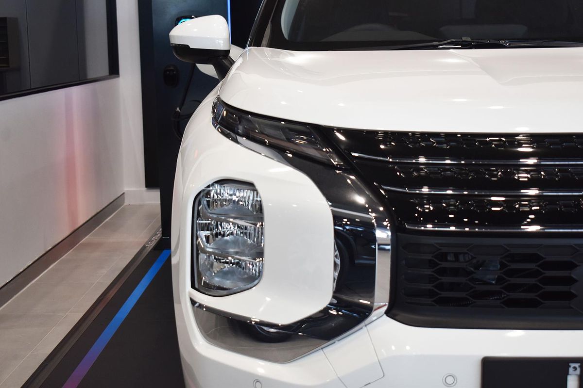 2024 Mitsubishi Outlander PHEV ES ZM
