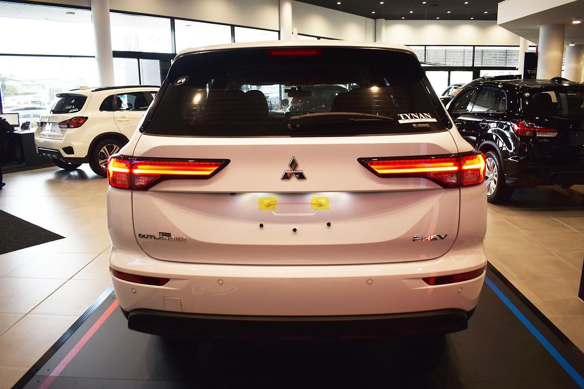 2024 Mitsubishi Outlander PHEV ES ZM