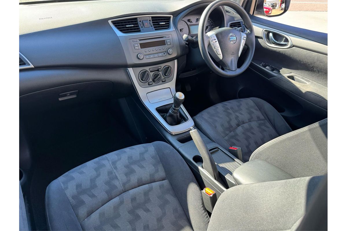 2013 Nissan PULSAR ST B17