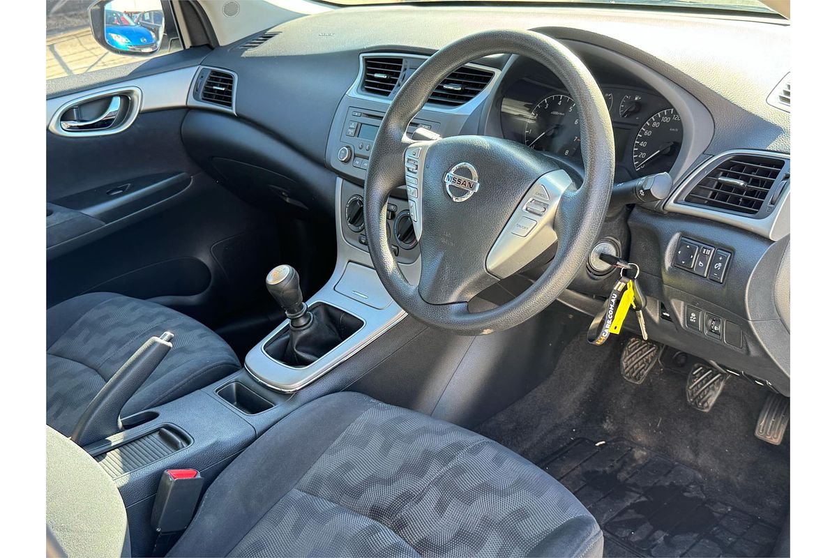 2013 Nissan PULSAR ST B17