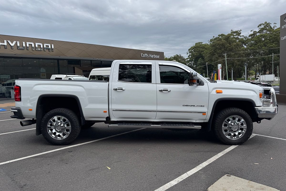 2017 GMC GMC Sierra Denali HD Crew Cab 4WD 6.6L V8