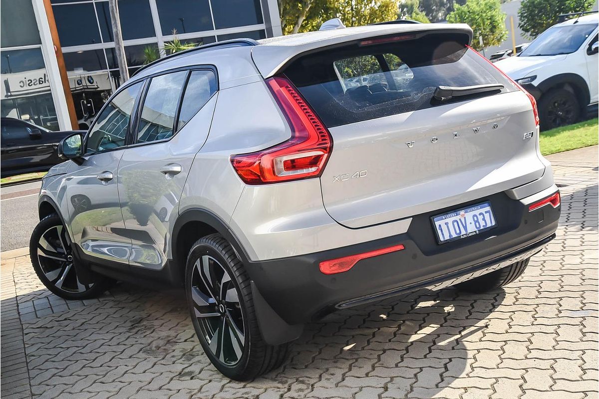 2022 Volvo XC40 Ultimate B5 Dark