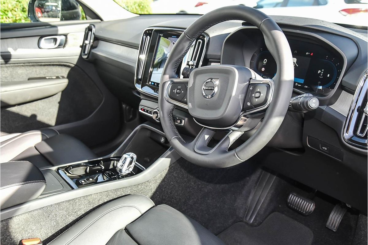 2022 Volvo XC40 Ultimate B5 Dark
