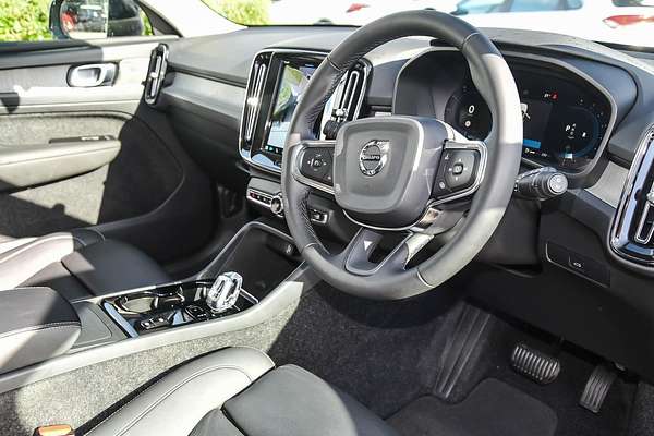 2022 Volvo XC40 Ultimate B5 Dark