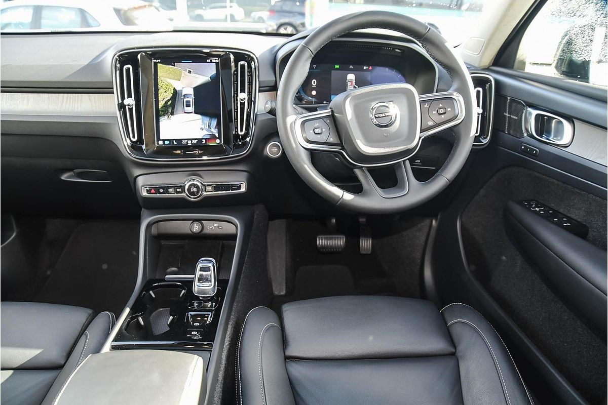 2022 Volvo XC40 Ultimate B5 Dark