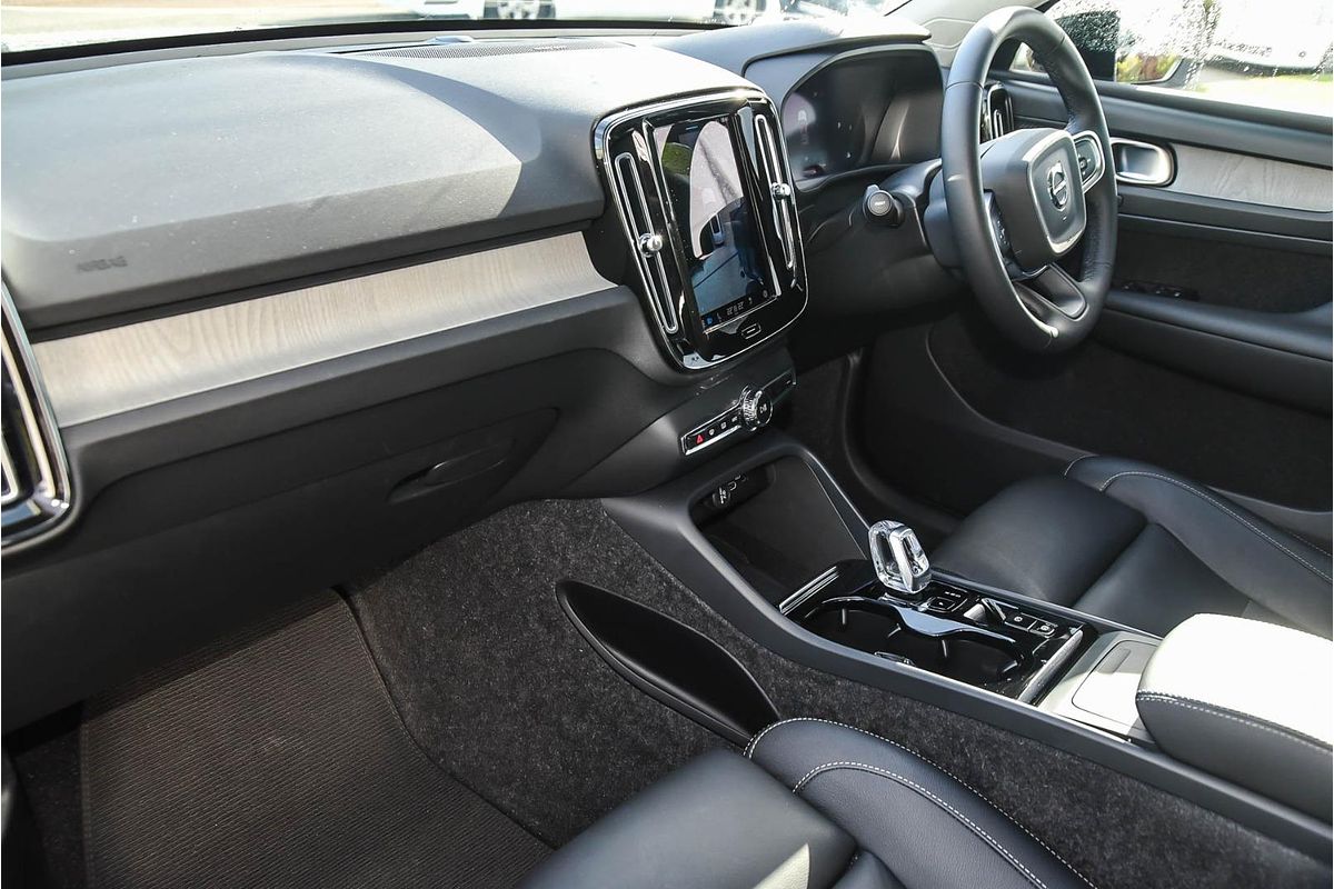 2022 Volvo XC40 Ultimate B5 Dark