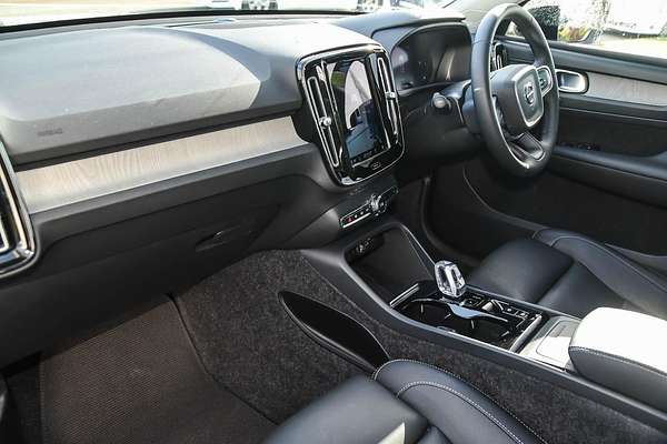 2022 Volvo XC40 Ultimate B5 Dark