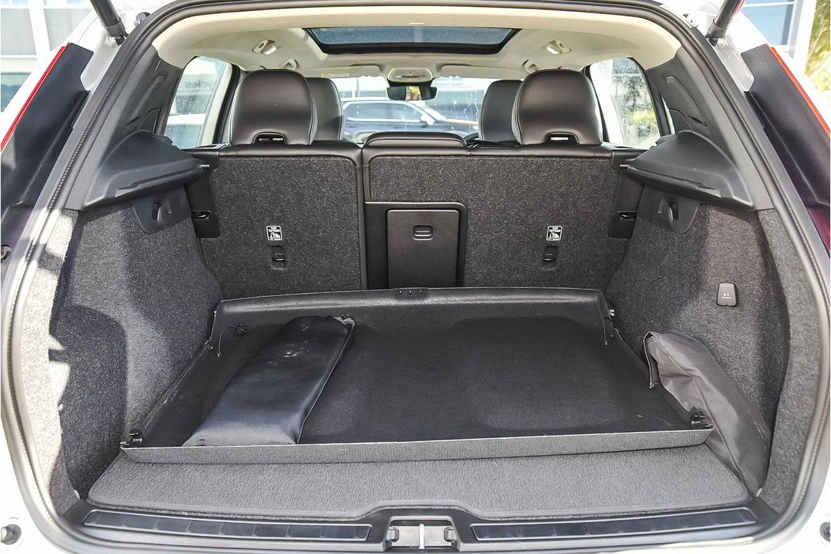 2022 Volvo XC40 Ultimate B5 Dark