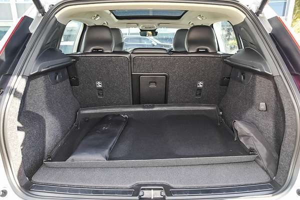 2022 Volvo XC40 Ultimate B5 Dark