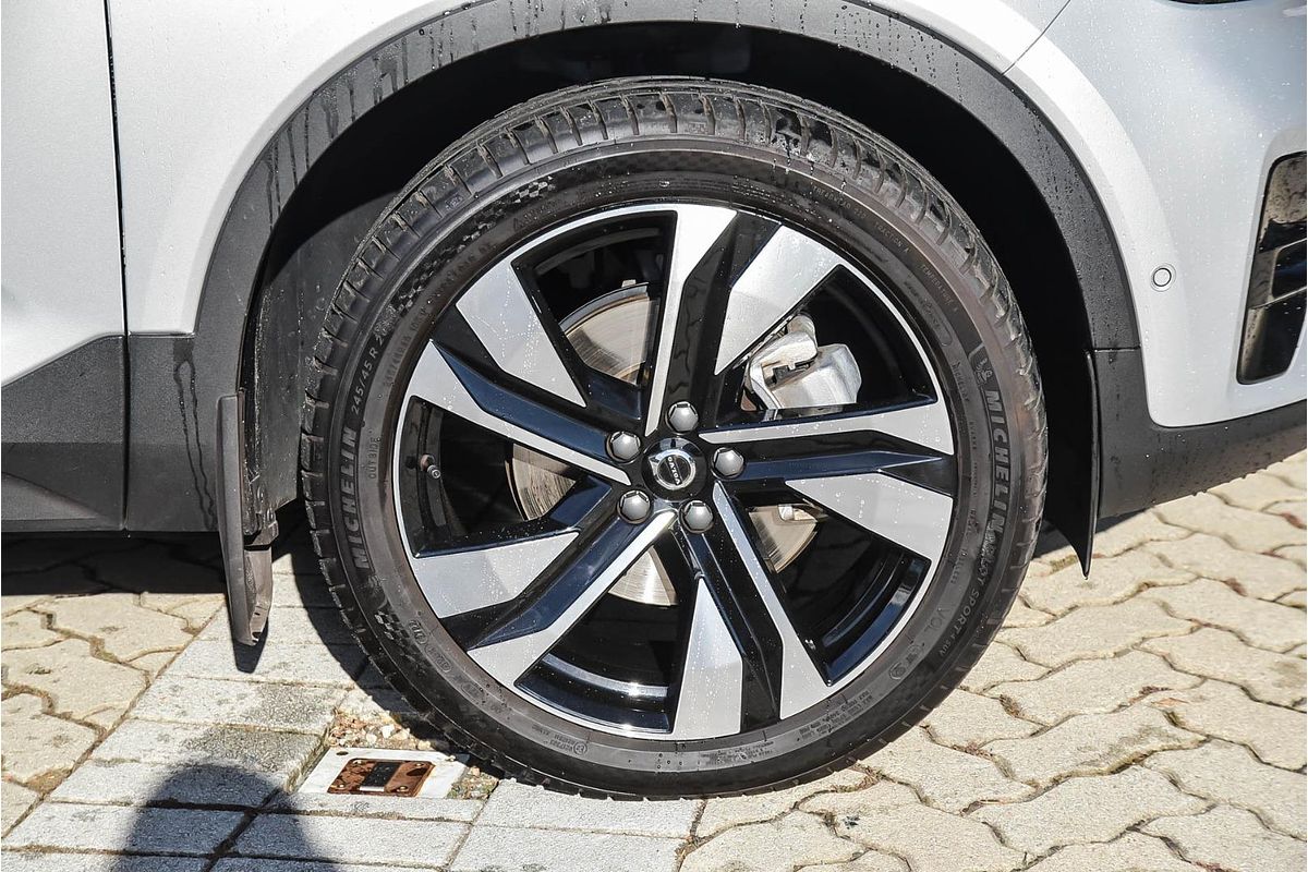 2022 Volvo XC40 Ultimate B5 Dark