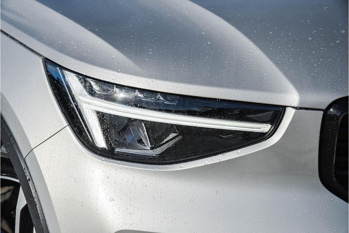 2022 Volvo XC40 Ultimate B5 Dark
