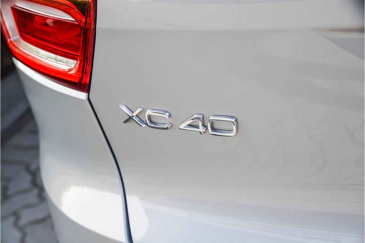 2022 Volvo XC40 Ultimate B5 Dark