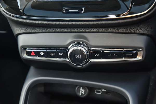 2022 Volvo XC40 Ultimate B5 Dark