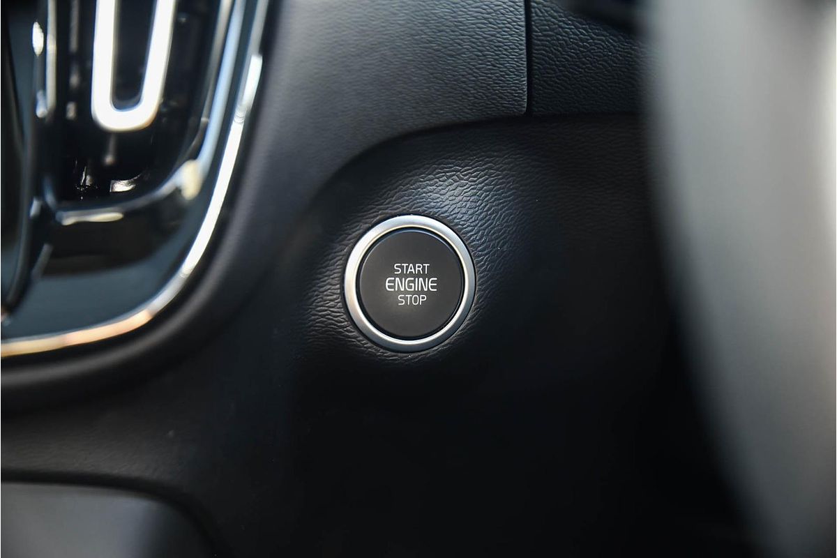 2022 Volvo XC40 Ultimate B5 Dark