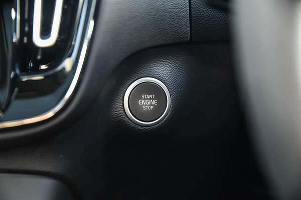 2022 Volvo XC40 Ultimate B5 Dark