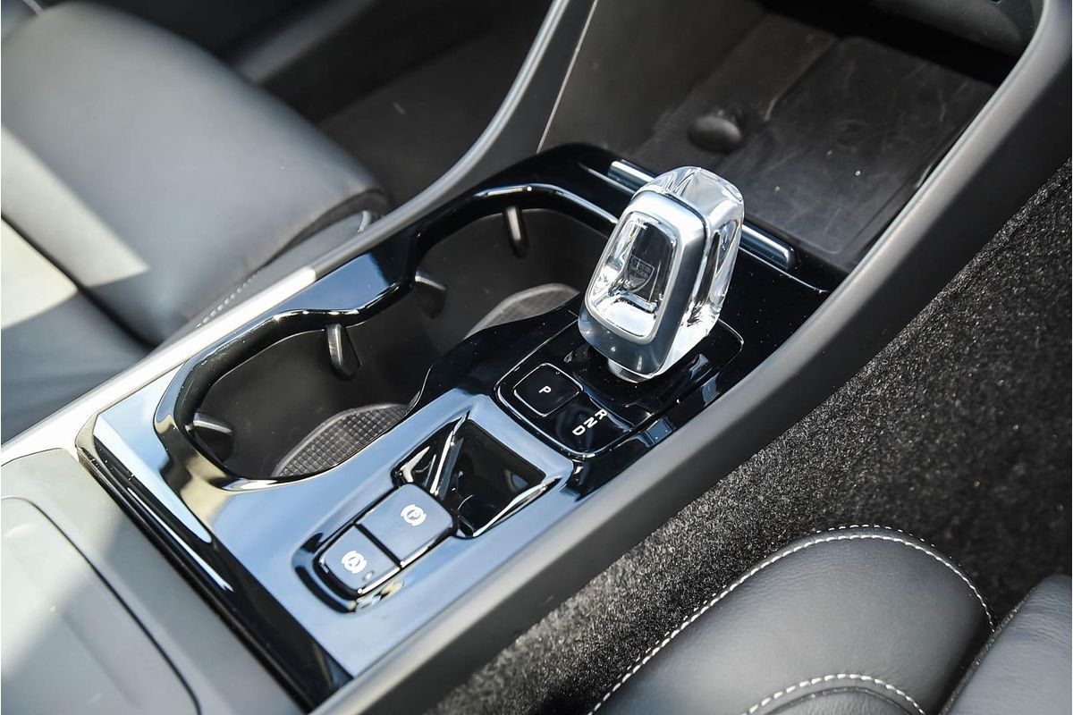 2022 Volvo XC40 Ultimate B5 Dark