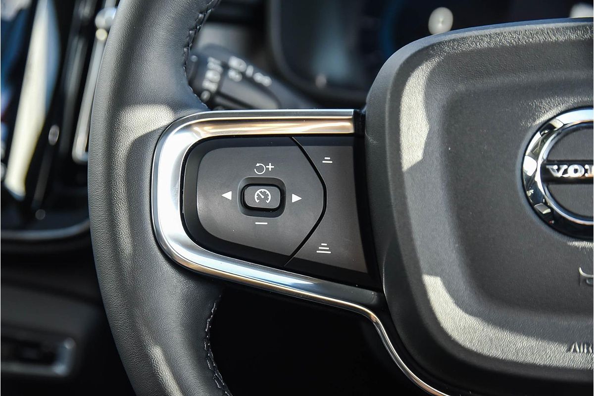 2022 Volvo XC40 Ultimate B5 Dark