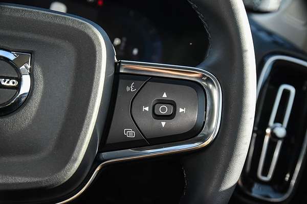 2022 Volvo XC40 Ultimate B5 Dark